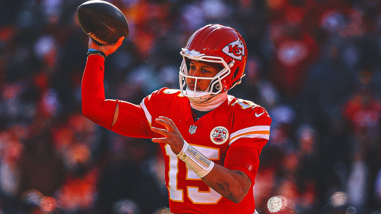Chiefs QB Patrick Mahomes Exits With Knee Injury, Will Undergo MRI on Monday