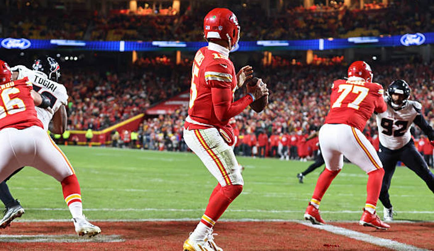 2025 Week 15 Fantasy Football Rankings: Sleepers, Streamers, Must-Starts