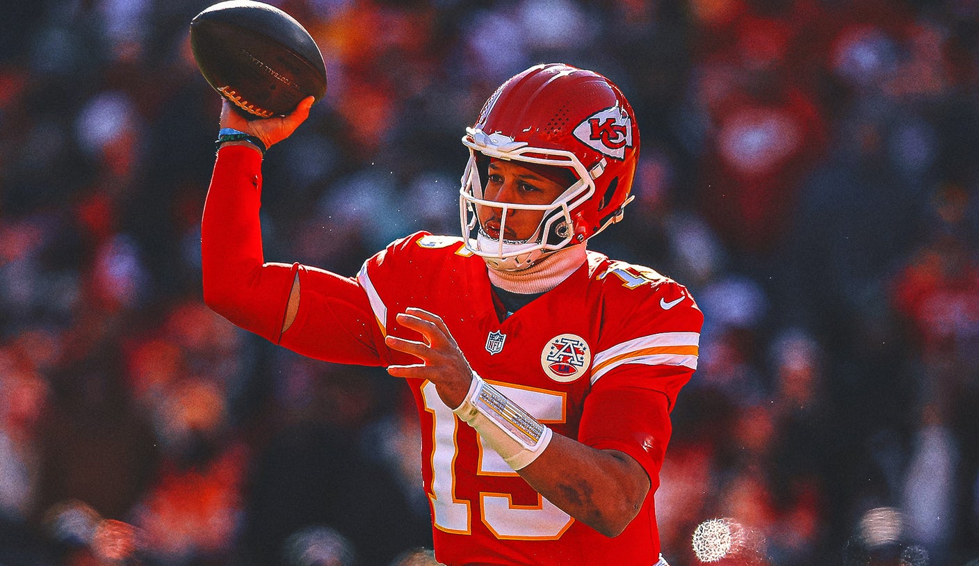 Patrick Mahomes Exits in Fourth Quarter With Apparent Knee Injury vs. Chargers