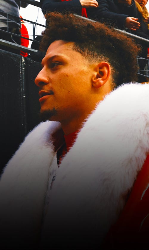 Getting in the Holiday Spirit: Star QBs Dish Out Gifts to Offensive Linemen, Fans