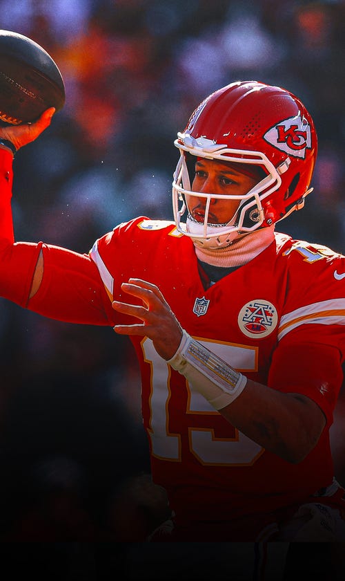 Chiefs QB Patrick Mahomes Tears His ACL in Loss to Chargers