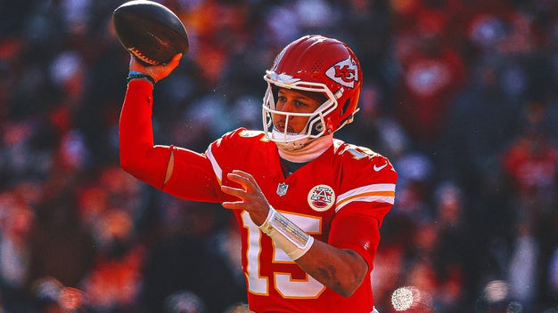 Chiefs QB Patrick Mahomes Exits With Knee Injury, Will Undergo MRI on Monday
