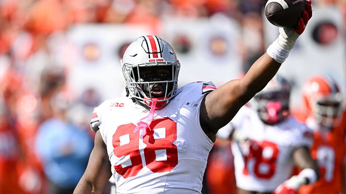 Ohio State Buckeyes DL Kayden McDonald (98) recovers a fumble during a college football game between the Ohio State Buckeyes and Illinois Fighting Illini on October 11, 2025 at Gies Memorial Stadium in Champaign, IN (Photo by James Black/Icon Sportswire via Getty Images)