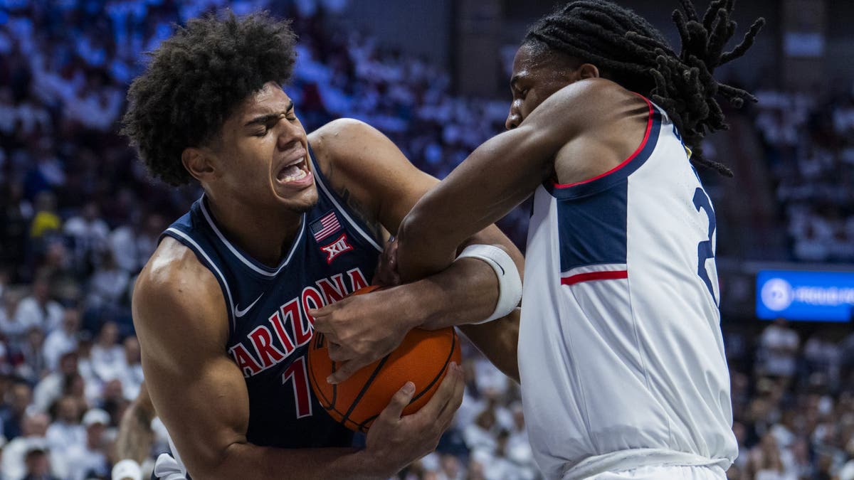 Koa Peat #10 of the Arizona Wildcats and Silas Demary Jr. #2 of the Connecticut Huskies go for the loose ball. (Photo by Joe Buglewicz/Getty Images)