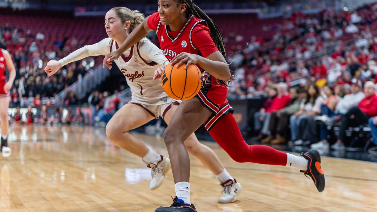 Louisville solo jugó un partido la semana pasada, pero lo aprovechó al máximo. (Foto de Michael Getty Images)