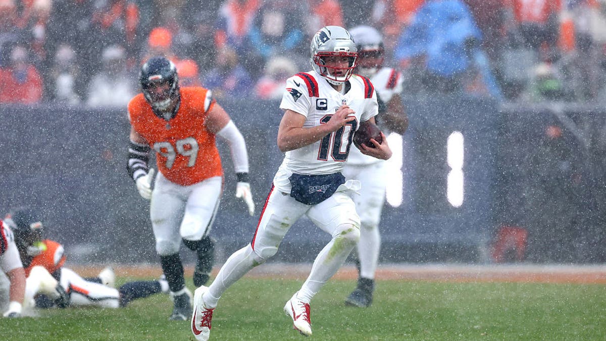 Drake Maye venció a los Broncos tanto con sus piernas como con su brazo derecho, ya que luchó por conseguir múltiples primeros downs. (Foto de KaraGetty Images)