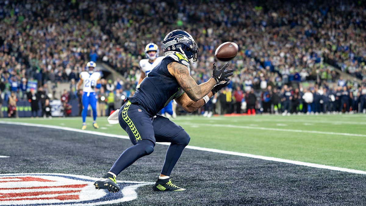 No había ningún defensor a menos de tres metros de Jaxon Smith-Njigba cuando atrapó el touchdown que dio la ventaja a su equipo antes del descanso del partido NFC . (Foto de Michael Getty Images)