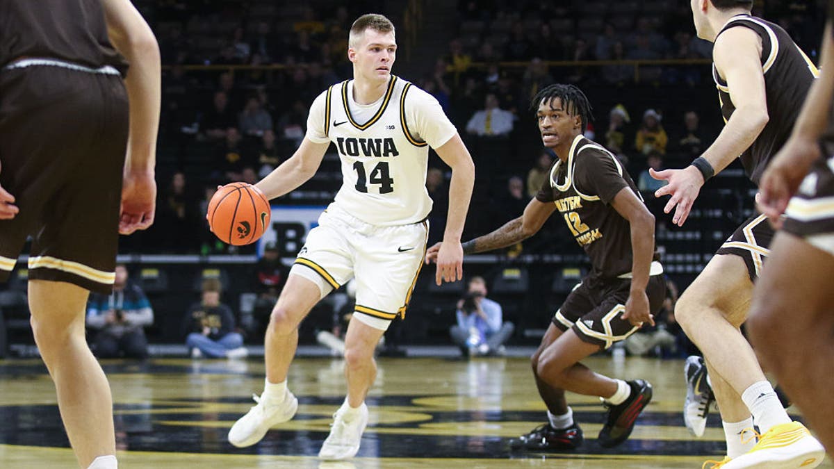 Iowa guard Bennett Stirtz goes to the basket against Jayden Brewer of the Western Michigan Broncos. (Photo by Matthew Holst/Getty Images)