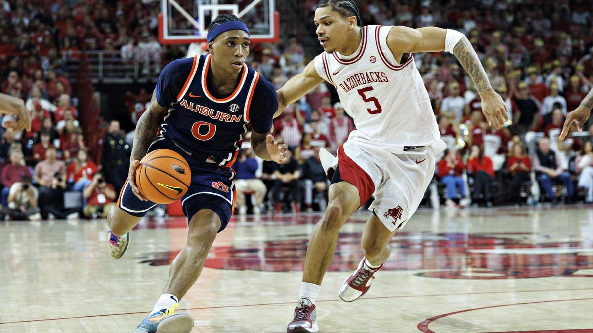 FAYETTEVILLE, ARKANSAS - FEBRUARY 14: Tahaad Pettiford #0 of the Auburn Tigers goes to the basket in the second half against Darius Acuff Jr. #5 of the Arkansas Razorbacks at Bud Walton Arena on February 14, 2026 in Fayetteville, Arkansas. The Razorbacks defeated the Tigers 88-75. (Photo by Wesley Hitt/Getty Images)