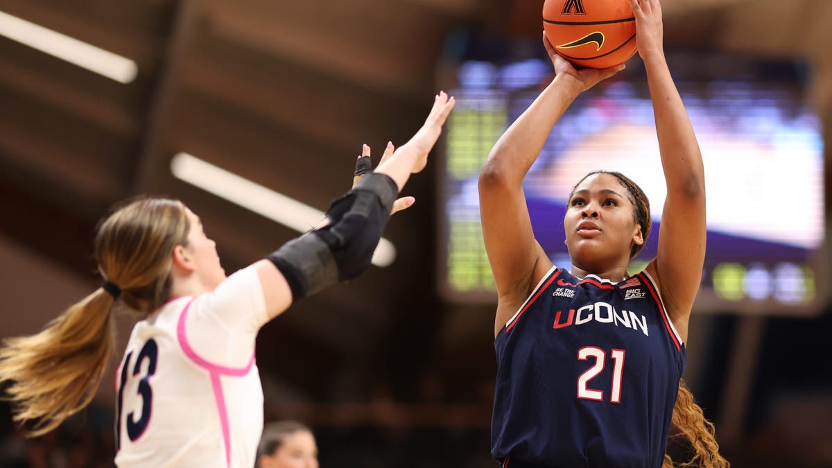 Sarah Strong #21 of the UConn Huskies shoots against Brynn McCurry #13 of the Villanova Wildcats during the first half at Finneran Pavilion on February 18, 2026 in Villanova, Pennsylvania. (Photo by Bill Streicher/Getty Images)