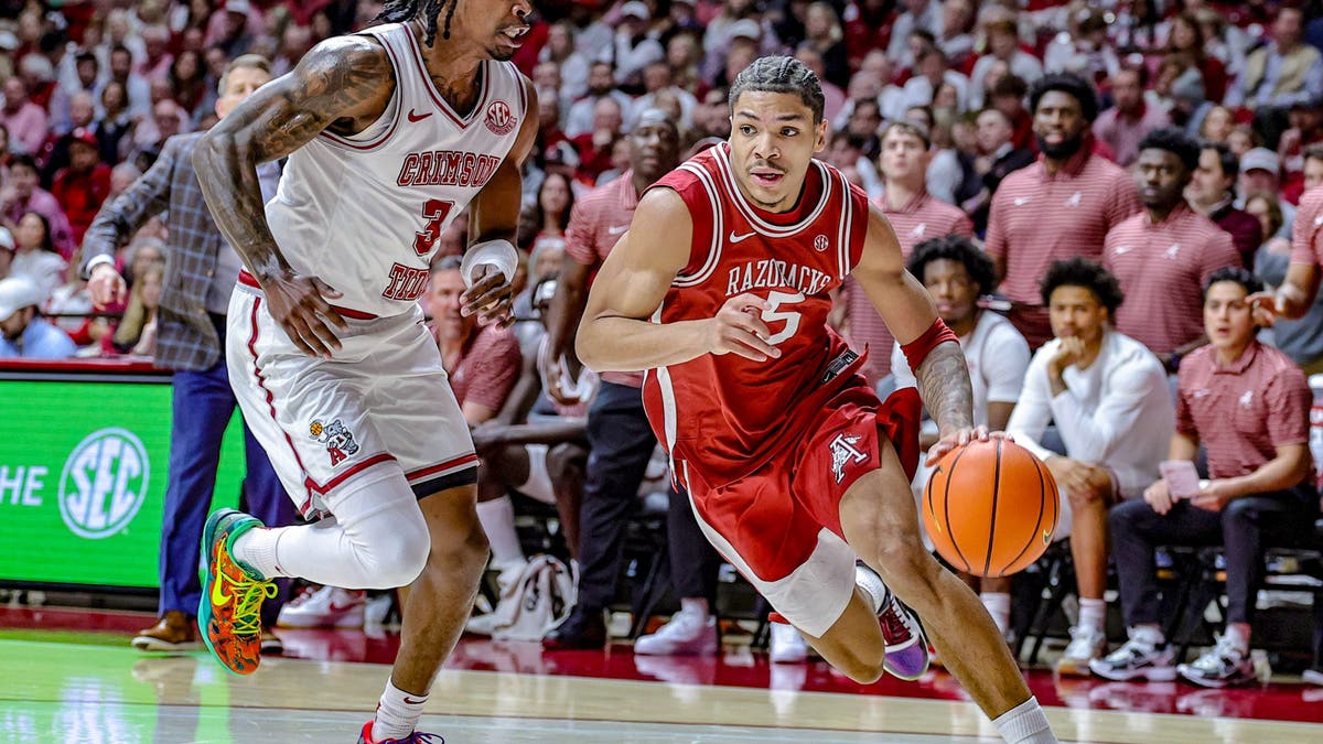 Darius Acuff Jr. of the Arkansas Razorbacks drives to the basket against Latrell Wrightsell Jr. of Alabama. (Photo by Brandon Sumrall/Getty Images)