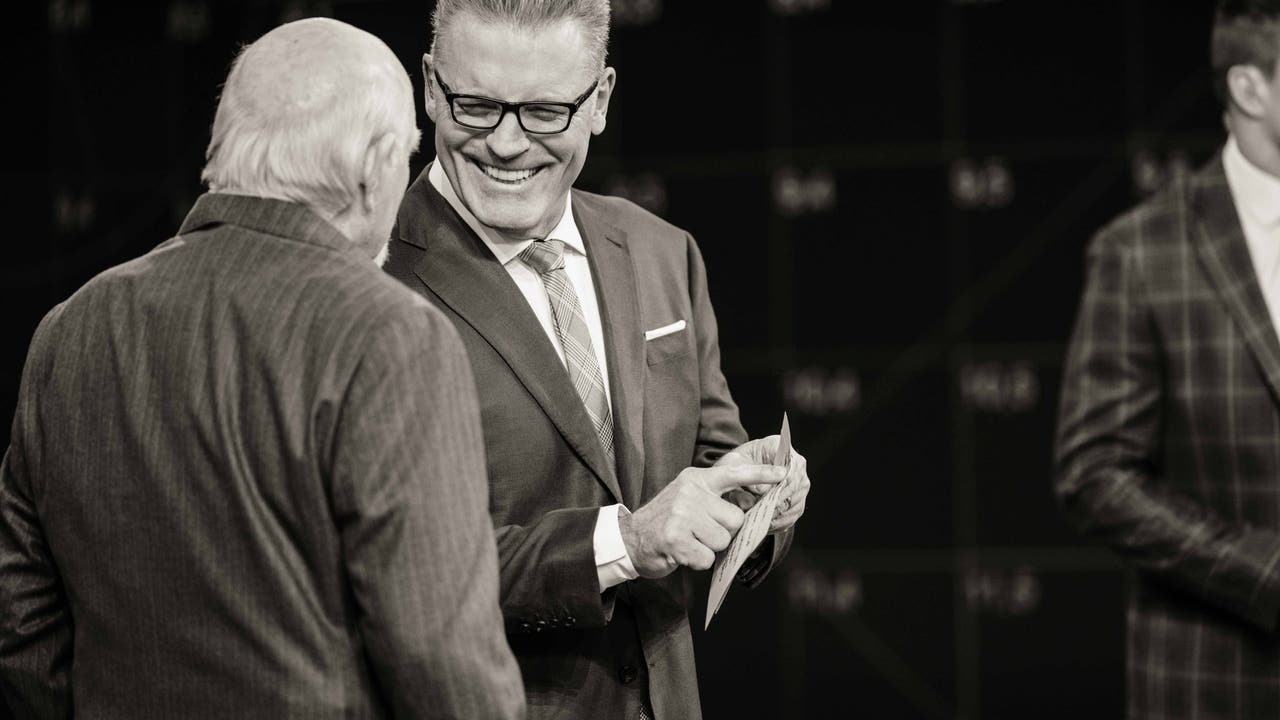 Howie Long having a funny moment with Bradshaw