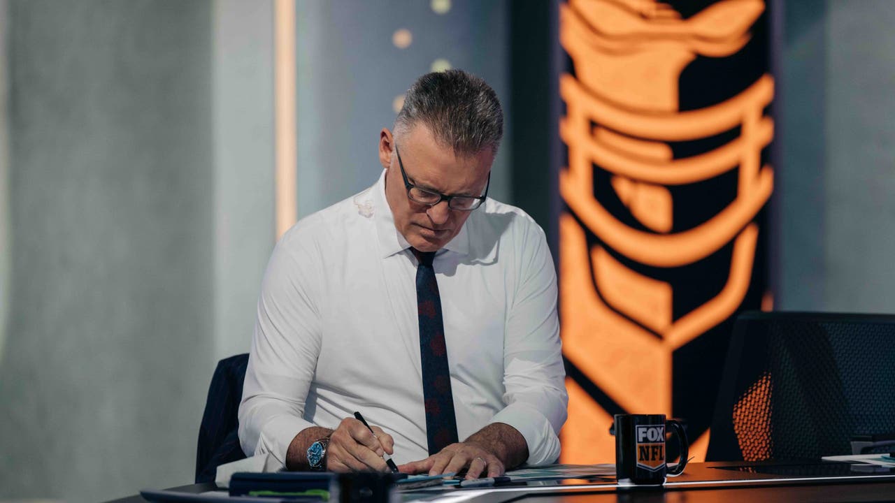 Howie Long Making his notes in rehearsal