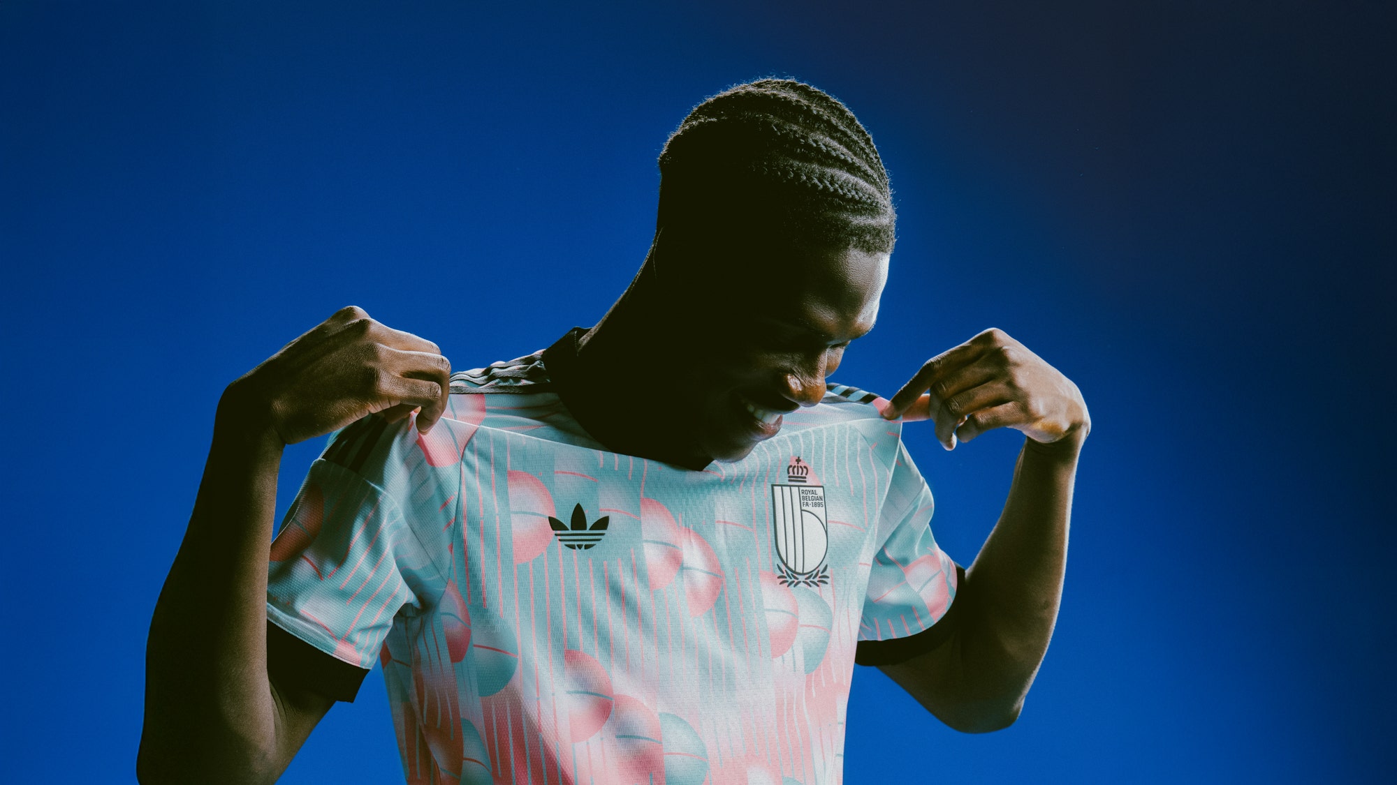 (adidas)