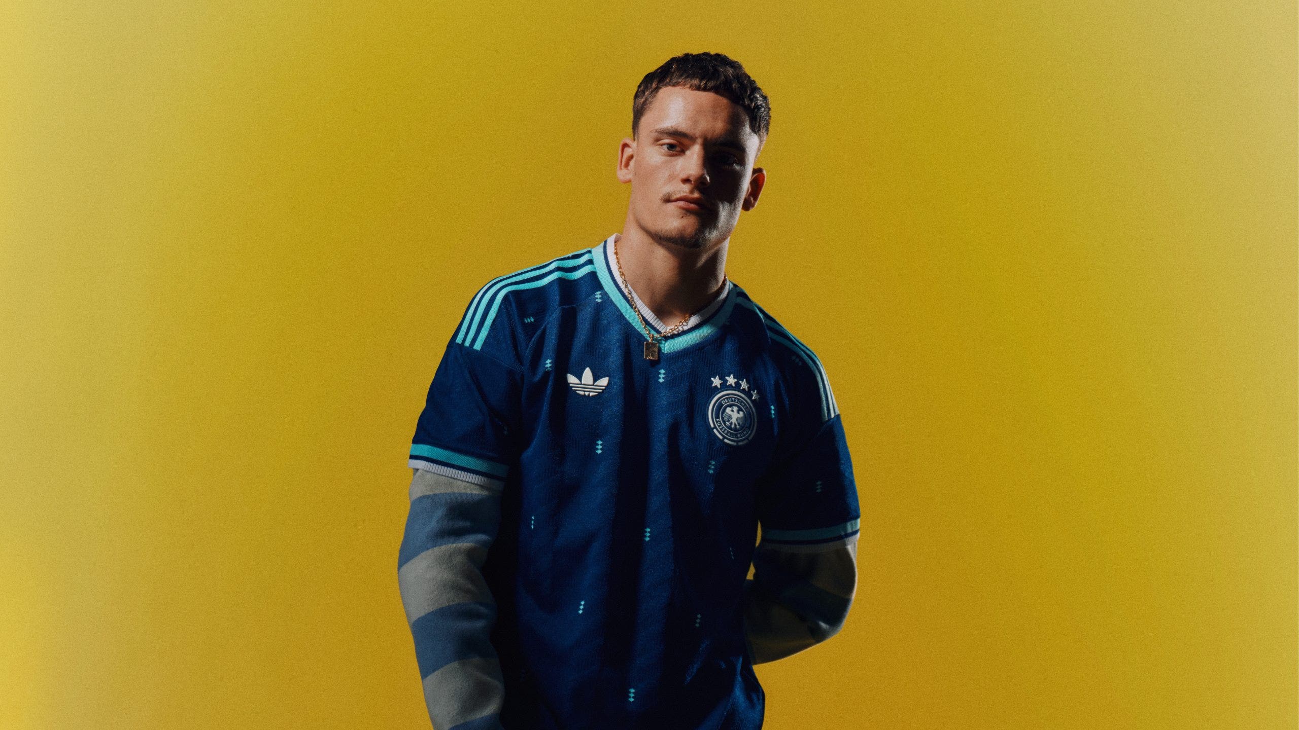 (adidas)