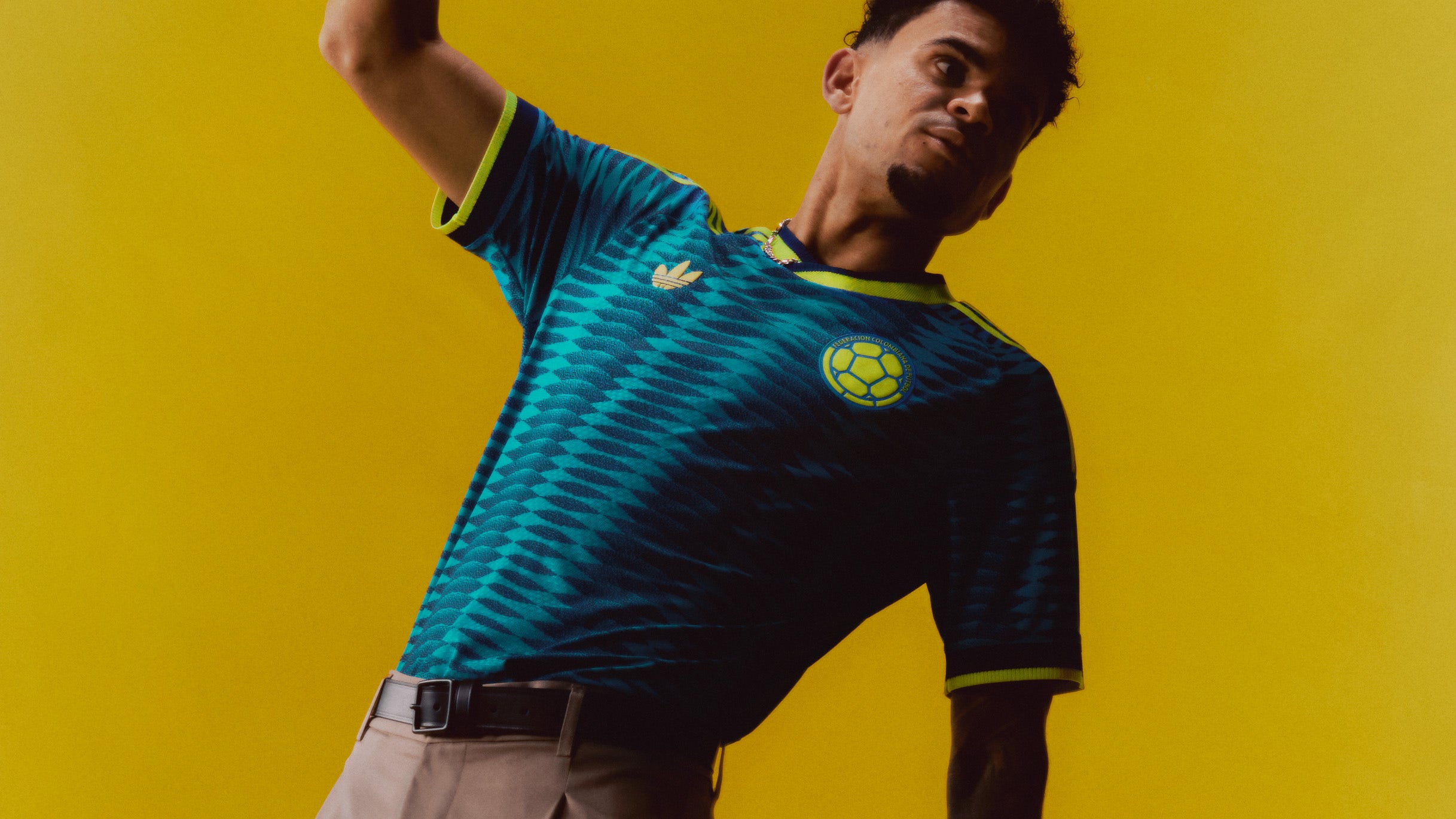 (adidas)
