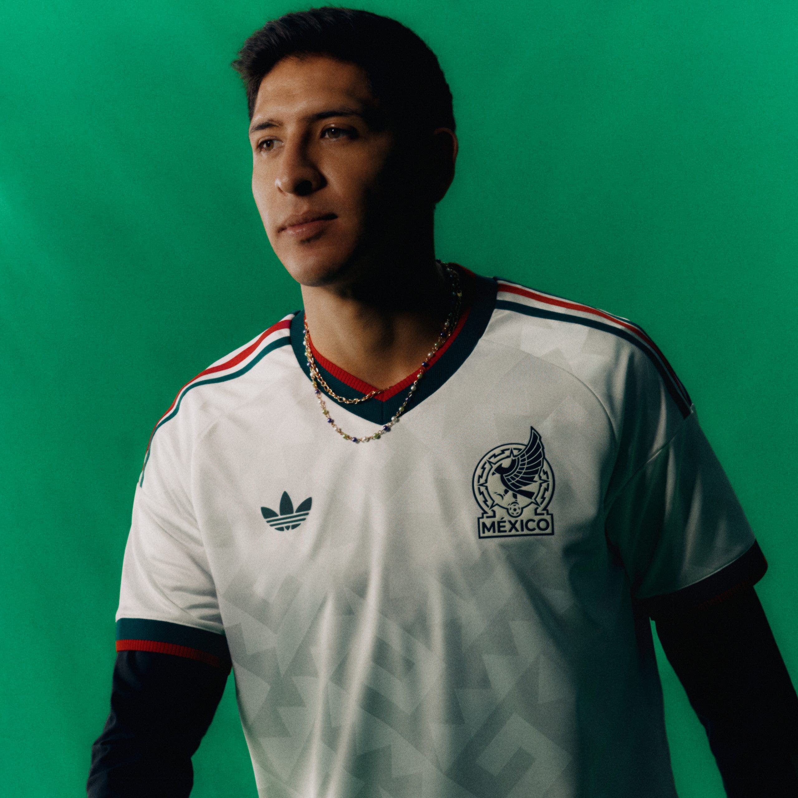 (adidas)