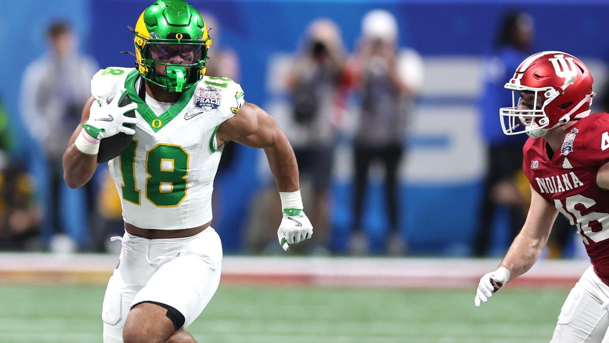 Kenyon Sadiq led all FBS tight ends in receiving touchdowns this past season. (Photo by Jeff Robinson/Icon Sportswire via Getty Images)