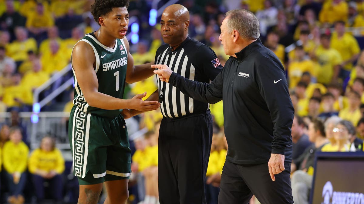 Jeremy Fears Jr. #1 of the Michigan State Spartans talks to a referee along with head coach Tom Izzo. (Photo by Gregory Shamus/Getty Images)