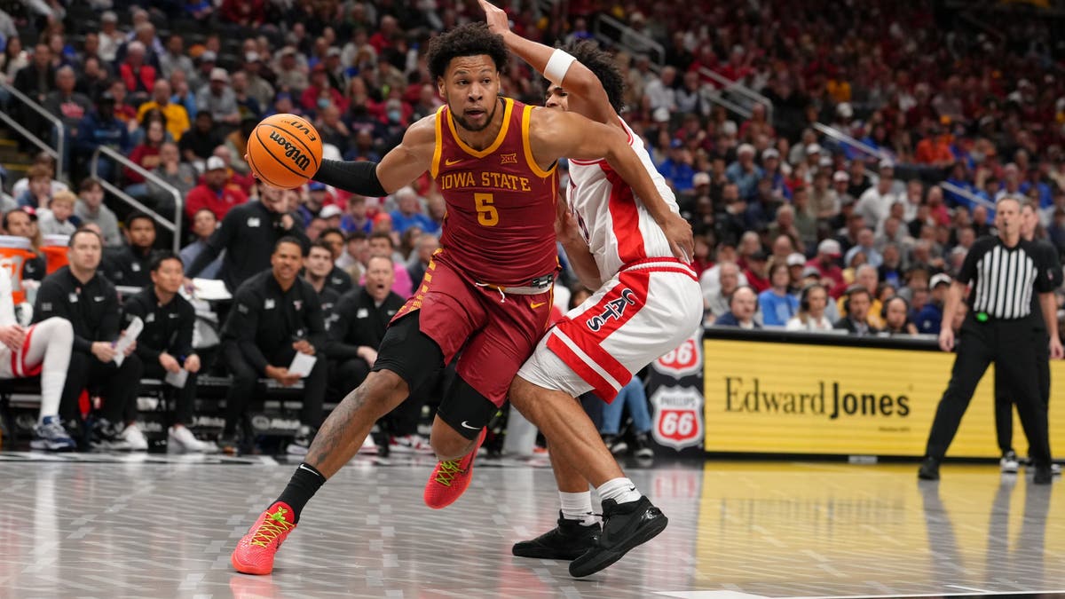 Iowa State forward Joshua Jefferson #5 drives against Koa Peat #10 of the Arizona Wildcats. (Photo by Ed Zurga/Getty Images)