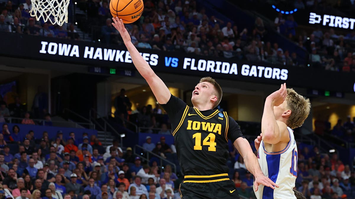 Bennett Stirtz #14 of the Iowa Hawkeyes shoots the ball against Thomas Haugh #10 of the Florida Gators. (Photo by Mike Carlson/Getty Images)
