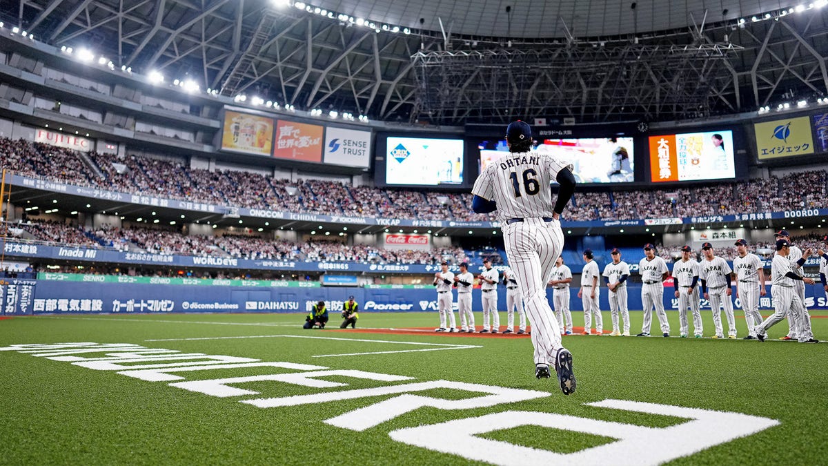 Japanese fans giving their WBC team a raucous atmophere. (Getty Images)