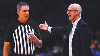Dan Hurley on Viral Moment With Ref: 'Thought He Was Coming Over to Chest-Bump Me'