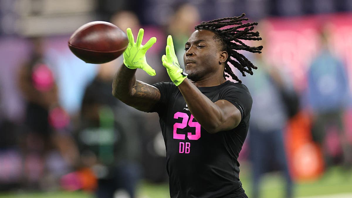 D'Angelo Ponds of the Indiana Hoosiers participates in a drill during the 2026 NFL Scouting Combine at Lucas Oil Stadium on February 27, 2026 in Indianapolis, Indiana. (Photo by Stacy Revere/Getty Images)