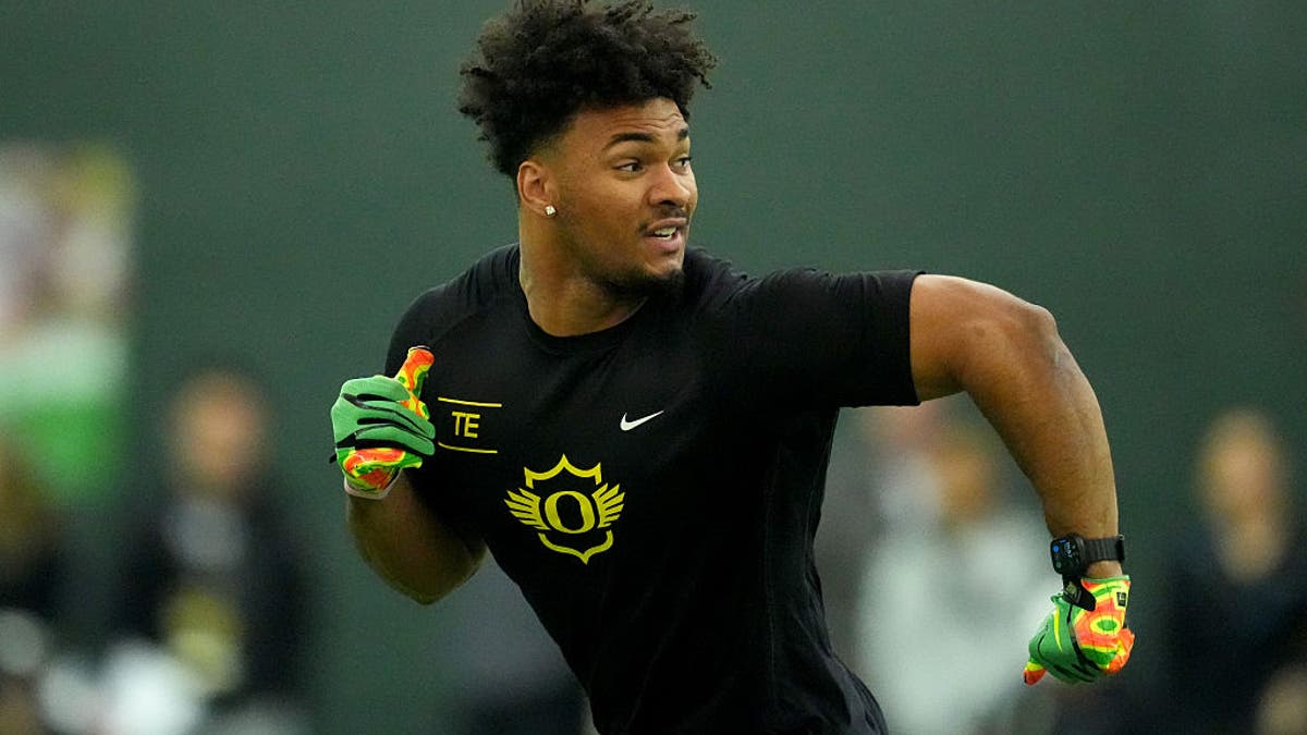 Kenyon Sadiq of the Oregon Ducks runs during tight end drills at Oregon Ducks Pro Day at Moshofsky Center on March 17, 2026 in Eugene, Oregon. (Photo by Soobum Im/Getty Images)