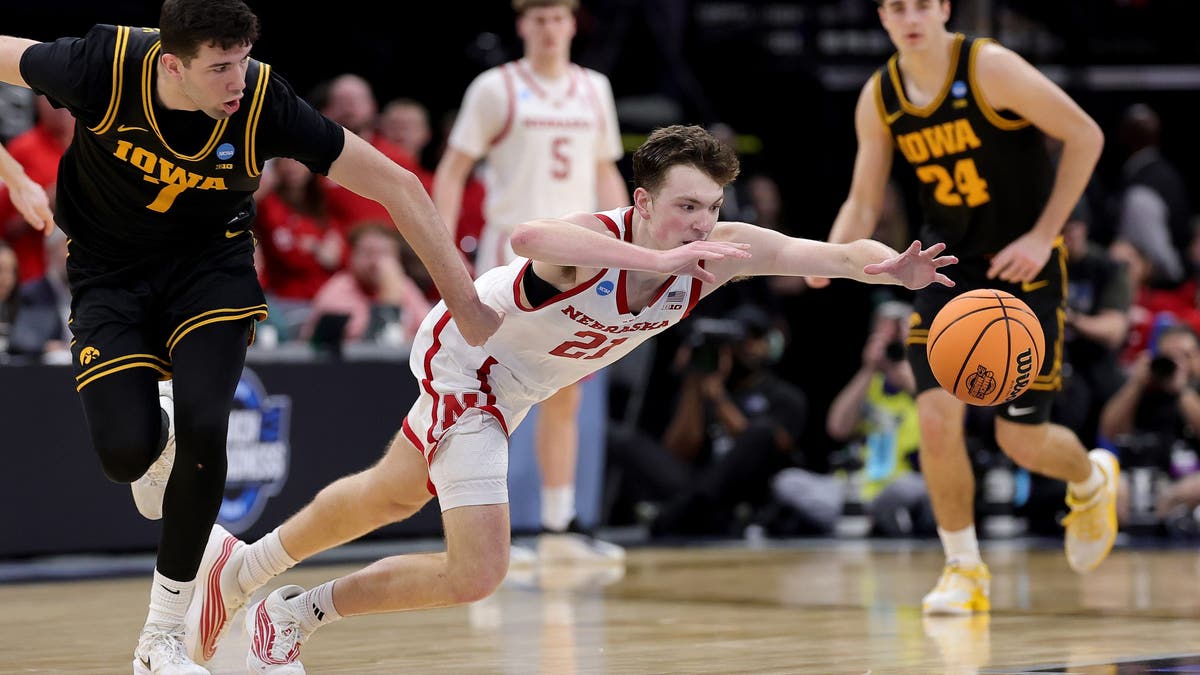 Pryce Sandfort dives for the ball against the Iowa Hawkeyes during the 2026 NCAA Men's Basketball Tournament. (Photo by Alex Slitz/Getty Images)
