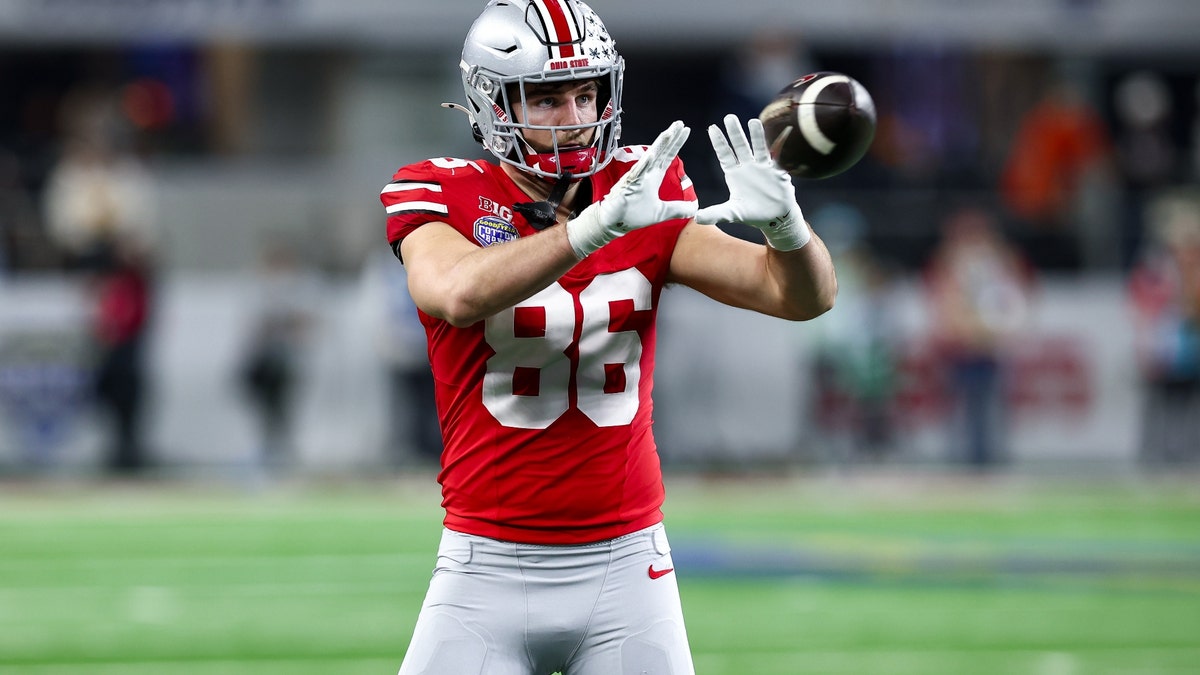 The Rams added yet another tight end with former Ohio State standout Max Klare in the second round on Friday night. (Matthew Visinsky/Icon Sportswire via Getty Images)