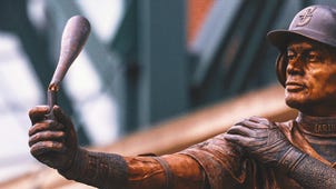 MLB Trending Image: Ichiro Suzuki Mariners Statue Snaps During Unveiling Ceremony