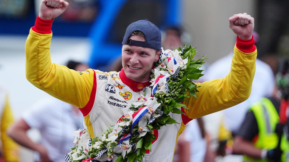 Josef Newgarden tras ganar las 500 Millas de Indianápolis de 2024. (Foto de Brian Sportswire vía Getty Images)