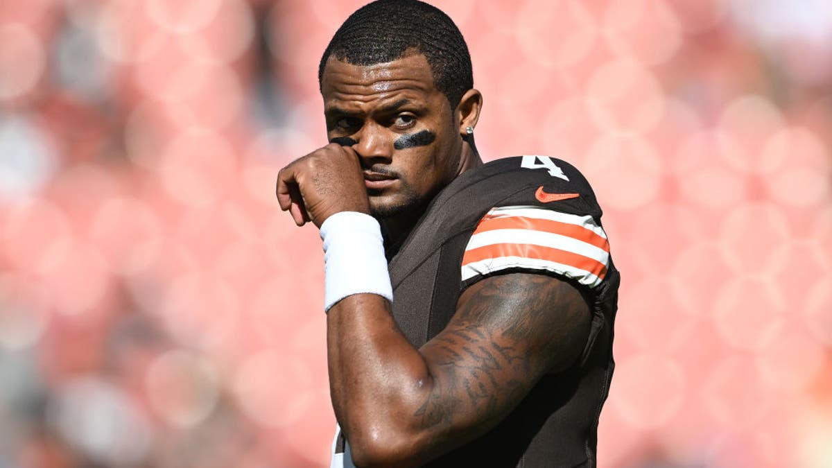 Deshaun Watson, el número 4 de los Cleveland Browns, observa durante el calentamiento previo al partido contra los Cincinnati Bengals en el Huntington Bank Field el 20 de octubre de 2024 en Cleveland, Ohio. (Foto de NickGetty Images)
