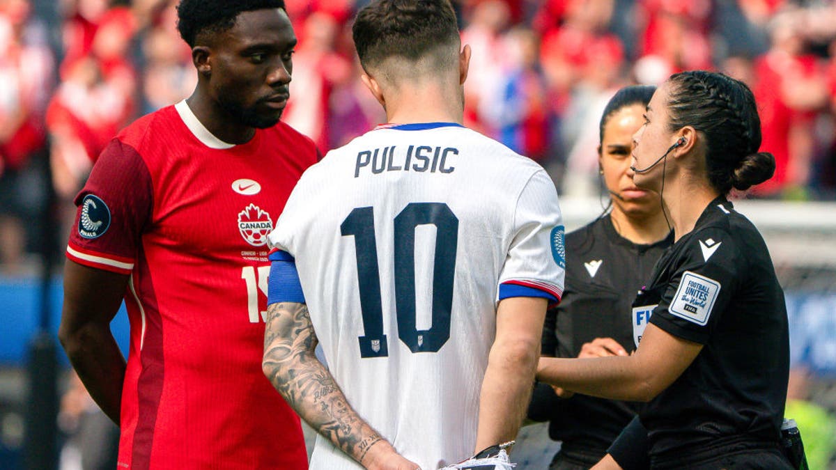 INGLEWOOD, CALIFORNIA - MARCH 23: Alphonso Davies (L) of Canada, Christian Pulisic (C) of United States and Katia Itzel Garcia (R) central referee gesture prior to the CONCACAF Nations League third place match between United States and Canada at SoFi Stadium on March 23, 2025 in Inglewood, California. (Photo by Eliecer Aizprua Banfield/Jam Media/Getty Images)
