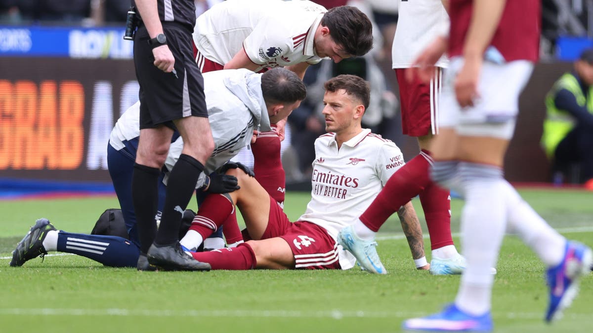 LONDON, ENGLAND - MAY 10: Ben White of Arsenal is treated for an injury before being substitut during the Premier League match between West Ham United and Arsenal at London Stadium on May 10, 2026 in London, England. (Photo by Catherine Ivill - AMA/Getty Images)