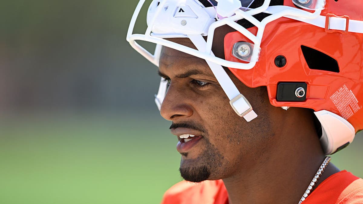 Deshaun Watson, el número 4 de los Cleveland Browns, observa tras un minicampamento voluntario para veteranos celebrado en el CrossCountry Mortgage Campus el 21 de abril de 2026 en Berea, Ohio. (Foto de Nick Cammett/Diamond Images vía Getty Images)