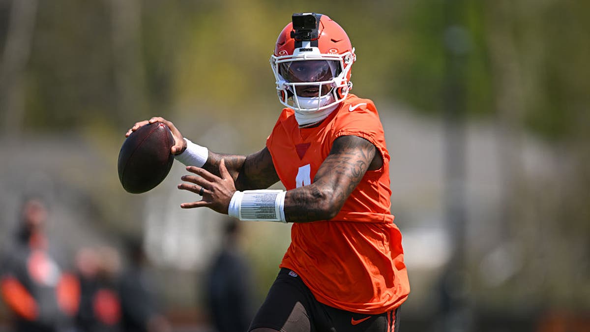 Deshaun Watson, el número 4 de los Cleveland Browns, lanza un pase durante un minicampamento voluntario para veteranos en el CrossCountry Mortgage Campus el 21 de abril de 2026 en Berea, Ohio. (Foto de Nick Cammett/Diamond Images vía Getty Images)