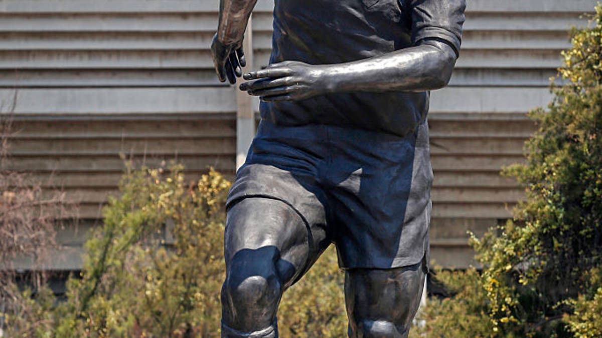 21 May 2026, Mexico, Guadalajara: Inauguration of the sculpture "La Canarinha" in honor of the Brazilian soccer legend Edson Arantes do Nascimento ("Pelé") in front of the Estadio Jalisco. Guadalajara, the venue for the 2026 FIFA World Cup, is honoring Pelé in the run-up to the upcoming sporting events with this more than nine-metre-high statue in Plaza Brasil. Photo: Fernando Carranza Garcia/dpa (Photo by Fernando Carranza Garcia/picture alliance via Getty Images)