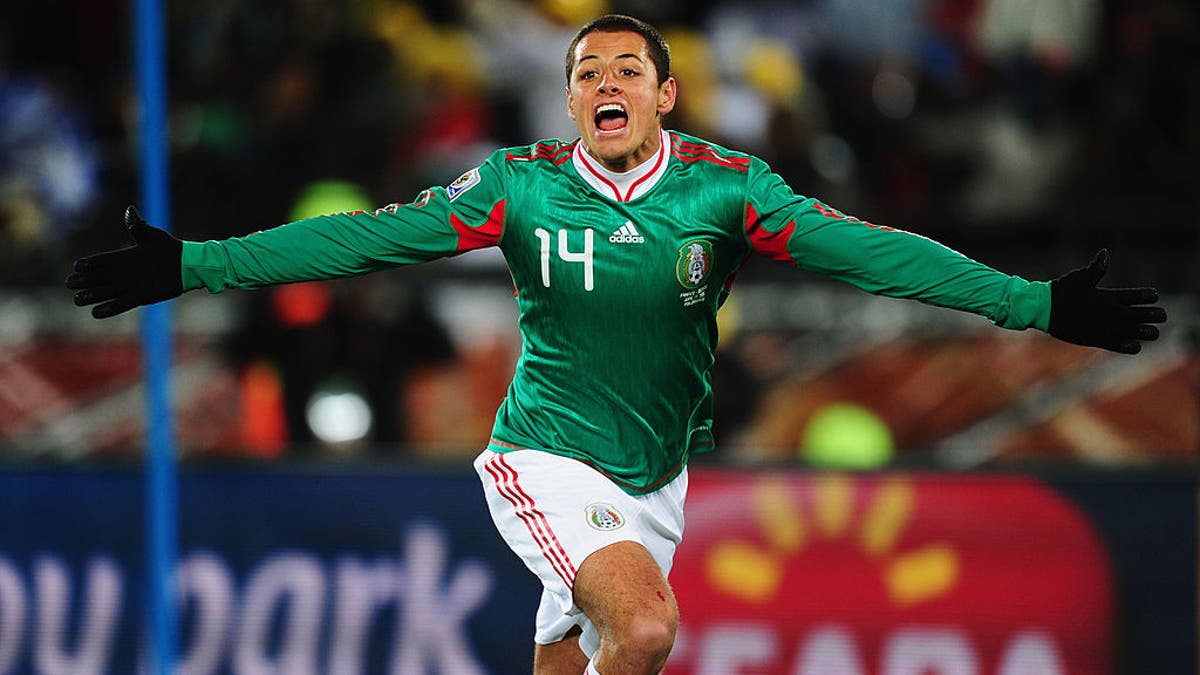 Javier «Chicharito» Hernández tuvo su momento de gloria con la selección mexicana durante el Mundial de 2010 contra Francia, al marcar el primer gol en la victoria por 2-0.  (Foto de Mike - FIFA/FIFA vía Getty Images)