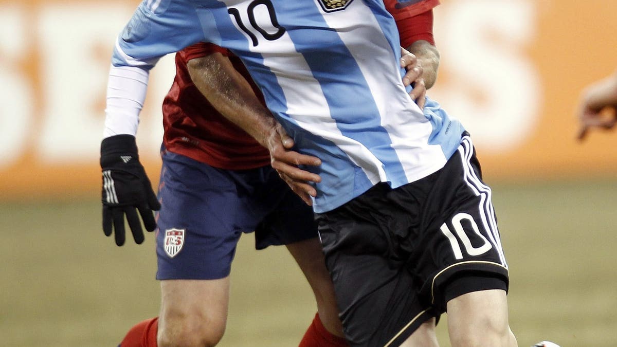 Lionel Messi se enzarza con Jay el 26 de marzo de 2011 en East Rutherford, Nueva Jersey. (Jeff Getty Images)