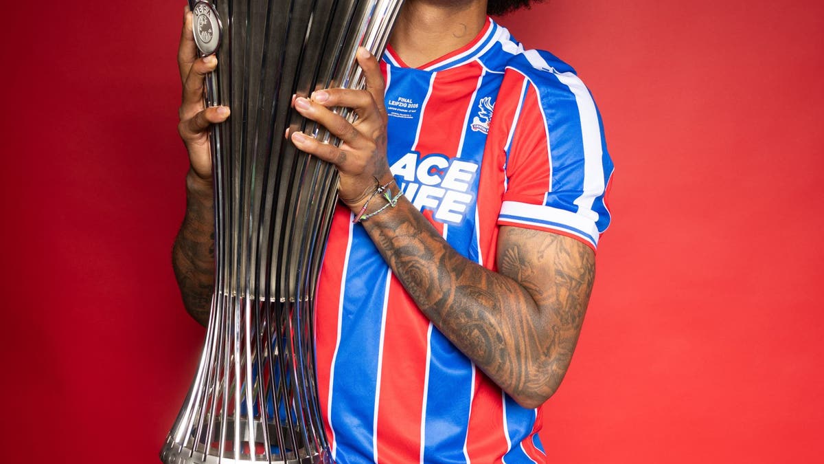 Chris posando con el trofeo de la UEFA Conference League, junto a Paxo, el pollo. (Foto de Boris Streubel - UEFA/UEFA vía Getty Images)