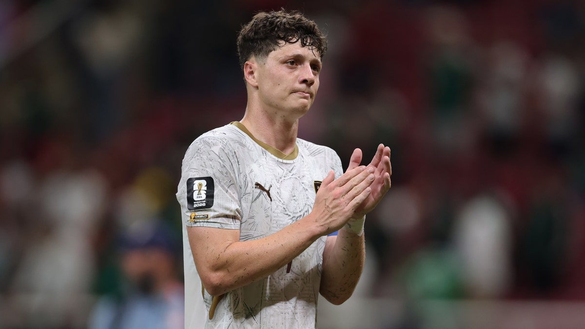 Ladislav Krejci, goleador y capitán de la selección checa, aplaude a la afición de su país tras el partido. (MollyGetty Images)