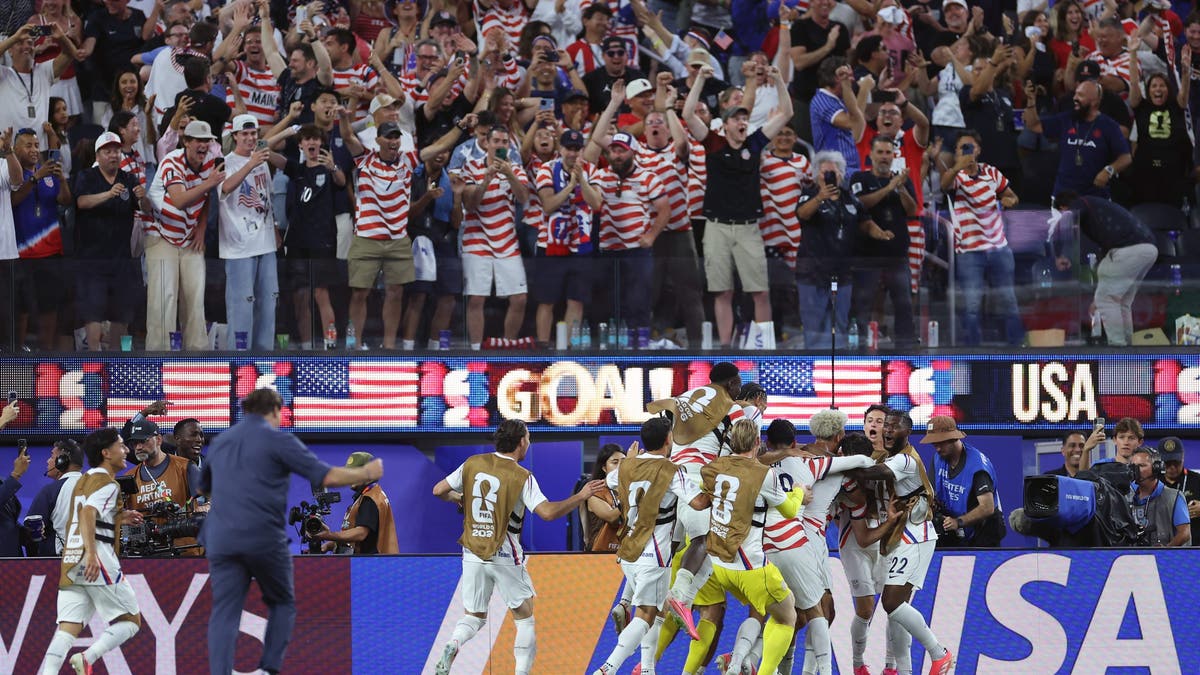 Estados Unidos celebra el gol de Gio Reyna contra Paraguay, y Mauricio Pochettino sale corriendo al campo para unirse a la celebración. (Sarah - FIFA/FIFA vía Getty Images)
