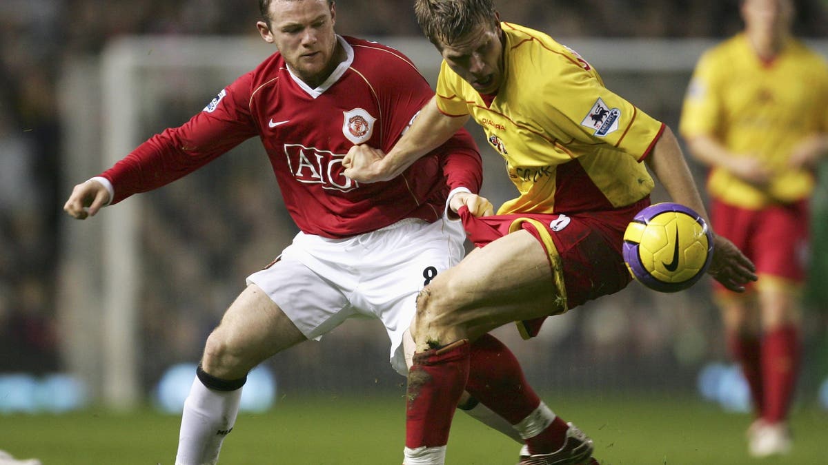 Jay se defiende de una entrada de Wayne Rooney. (RichardGetty Images)