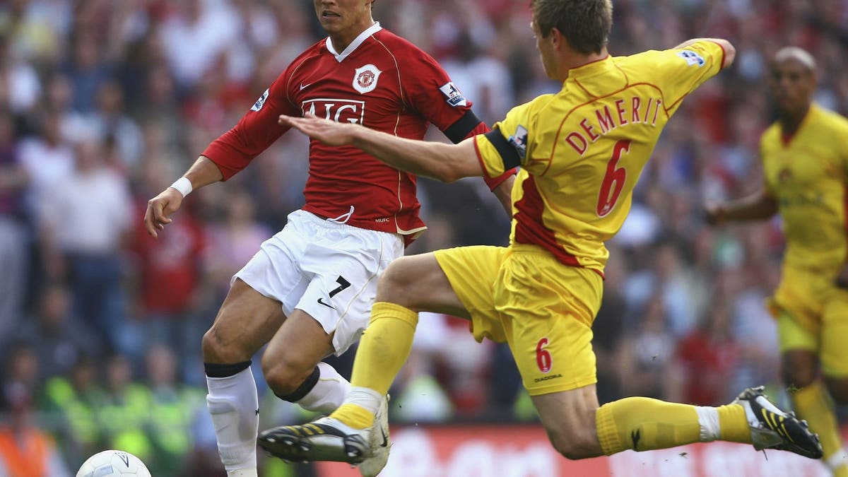 Cristiano Ronaldo se anticipa a una entrada de Jay durante una semifinal de la FA Cup de 2007. (StuGetty Images)