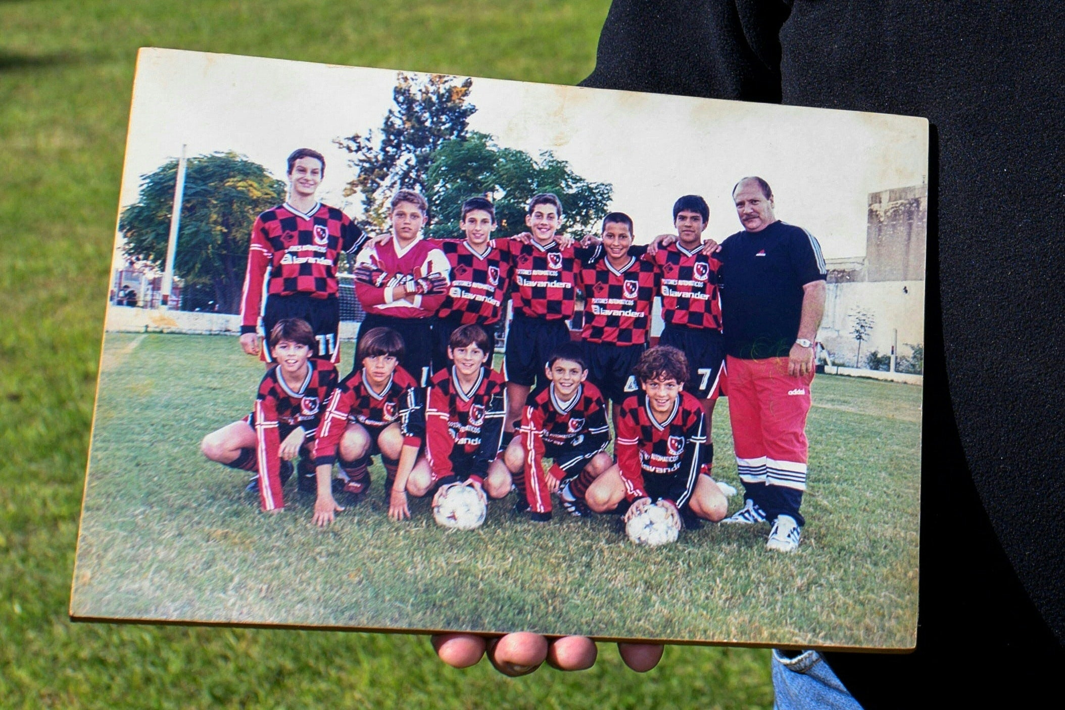 Messi, center, with his boyhood club in Rosario. (Photo by Marcelo Manera / AFP via Getty Images)