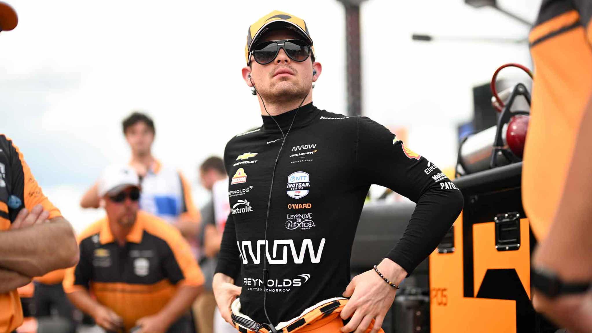 Пато О'Уорд в борьбе за лидерство на Honda Indy 200