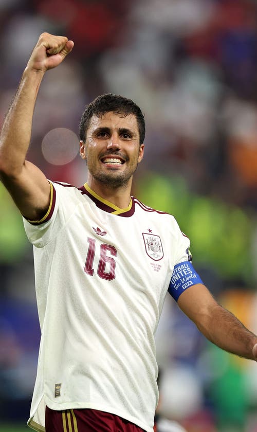 2026 World Cup Golden Ball Odds: Messi Favored, Bellingham Chasing