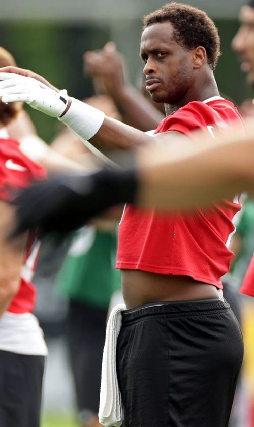 Jets QB Geno Smith Tries Out Red Glare-Reducing Contacts At Training Camp